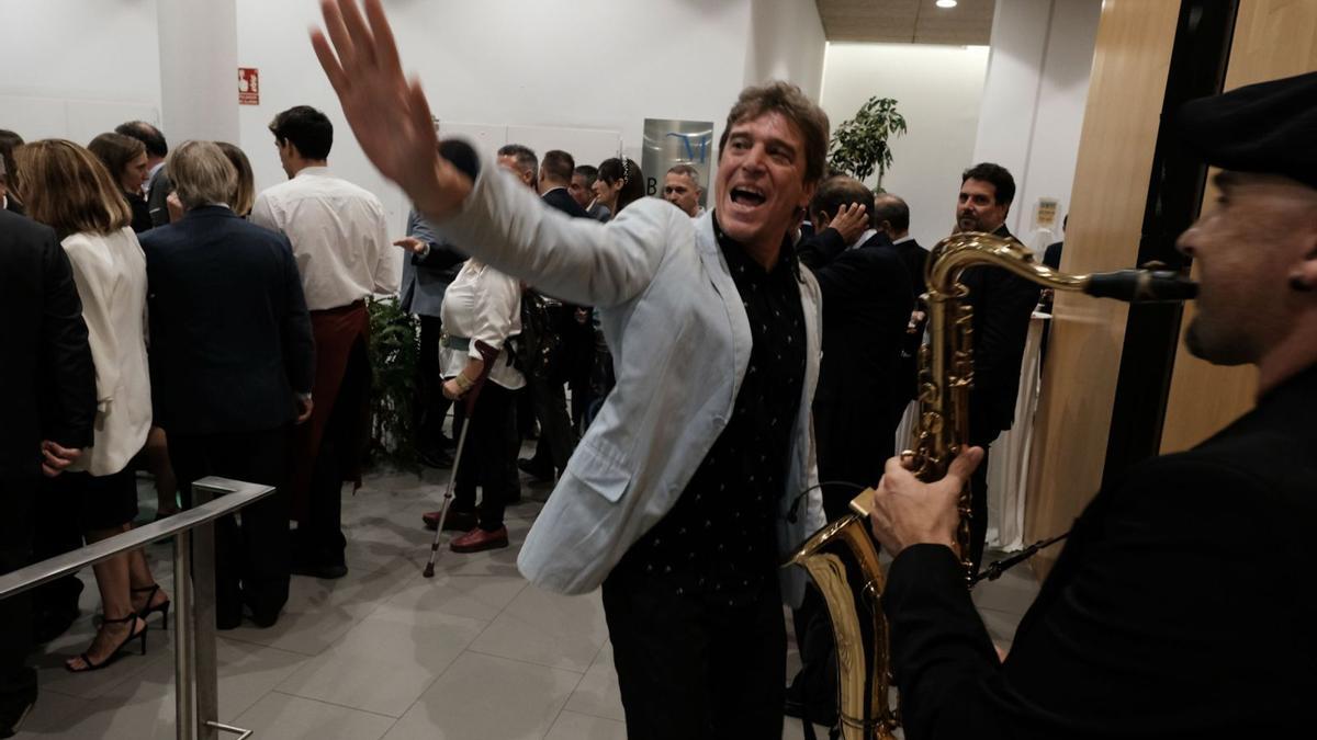 El cantante Javier Ojeda protagonizó uno de los momentos más divertidos de la noche bailando al son del saxofonista que acompañó la velada con música en directo.