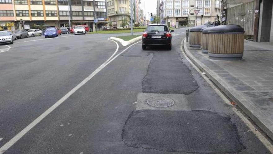 Zonas rebacheadas en la calzada de la avenida del General Sanjurjo. / juan varela