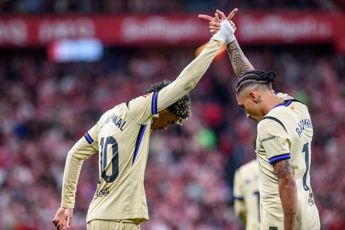 Raphinha celebra con Lamine el tanto del Barça