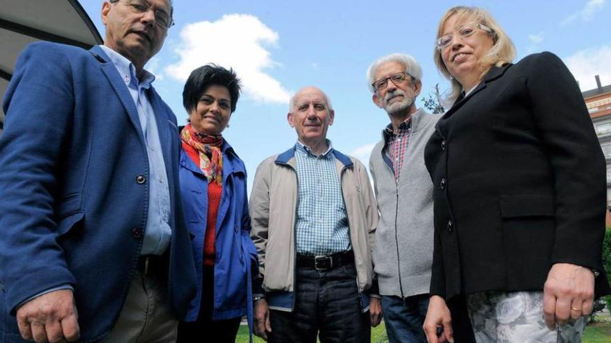 De izquierda a derecha, Gregorio Machado Menéndez, Carmen García Coto, Rogelio García Suárez, Jesús Otero Hernández y Ana María García Menéndez, el pasado viernes, en Oviedo.