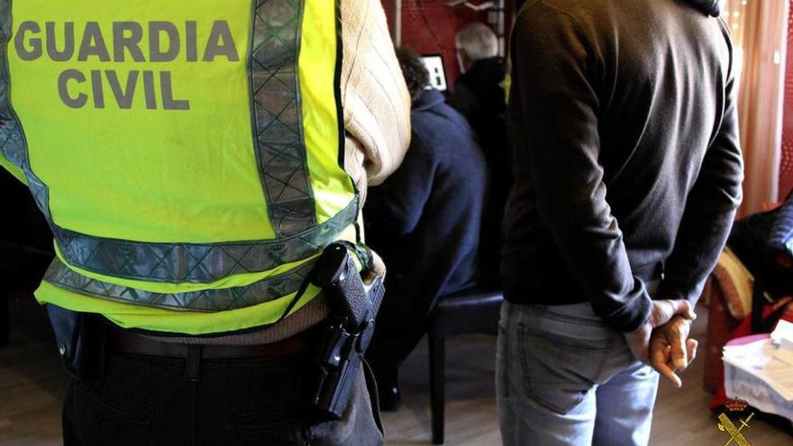 Fotografía distribuida por la Guardia Civil de uno de los registros en domicilios.