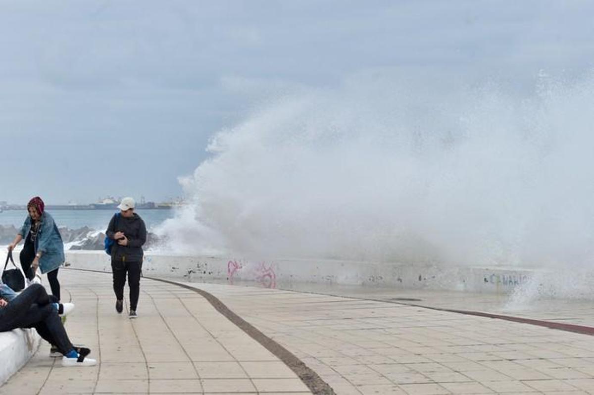 02-02-2019 LAS PALMAS DE GRAN CANARIA. Alerta por mala mar. Oleaje en la avenida marítima. Fotógrafo: ANDRES CRUZ