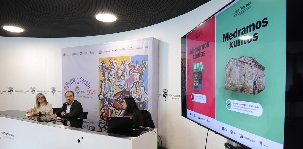 Paz Pérez, José Crespo y Patricia Arias muestran carteles del Plan EDIL. | BERNABÉ/JAVIER LALÍN