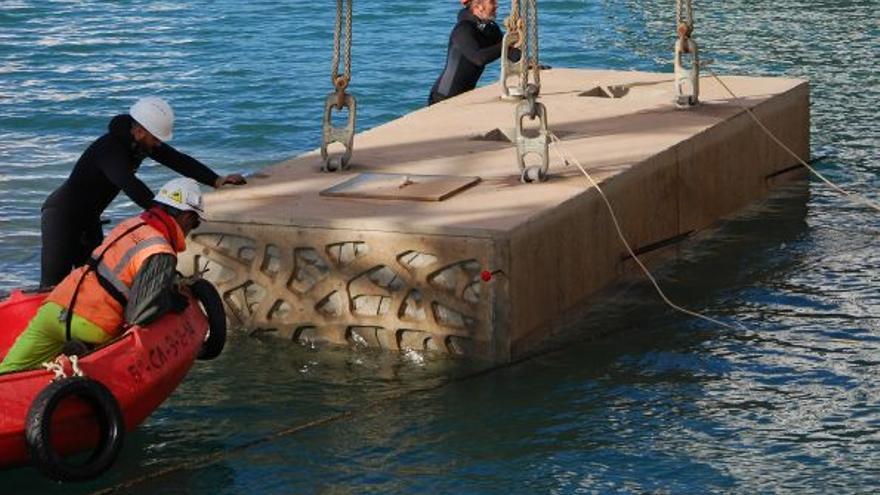 Instalación de un bloque en el puerto de Málaga