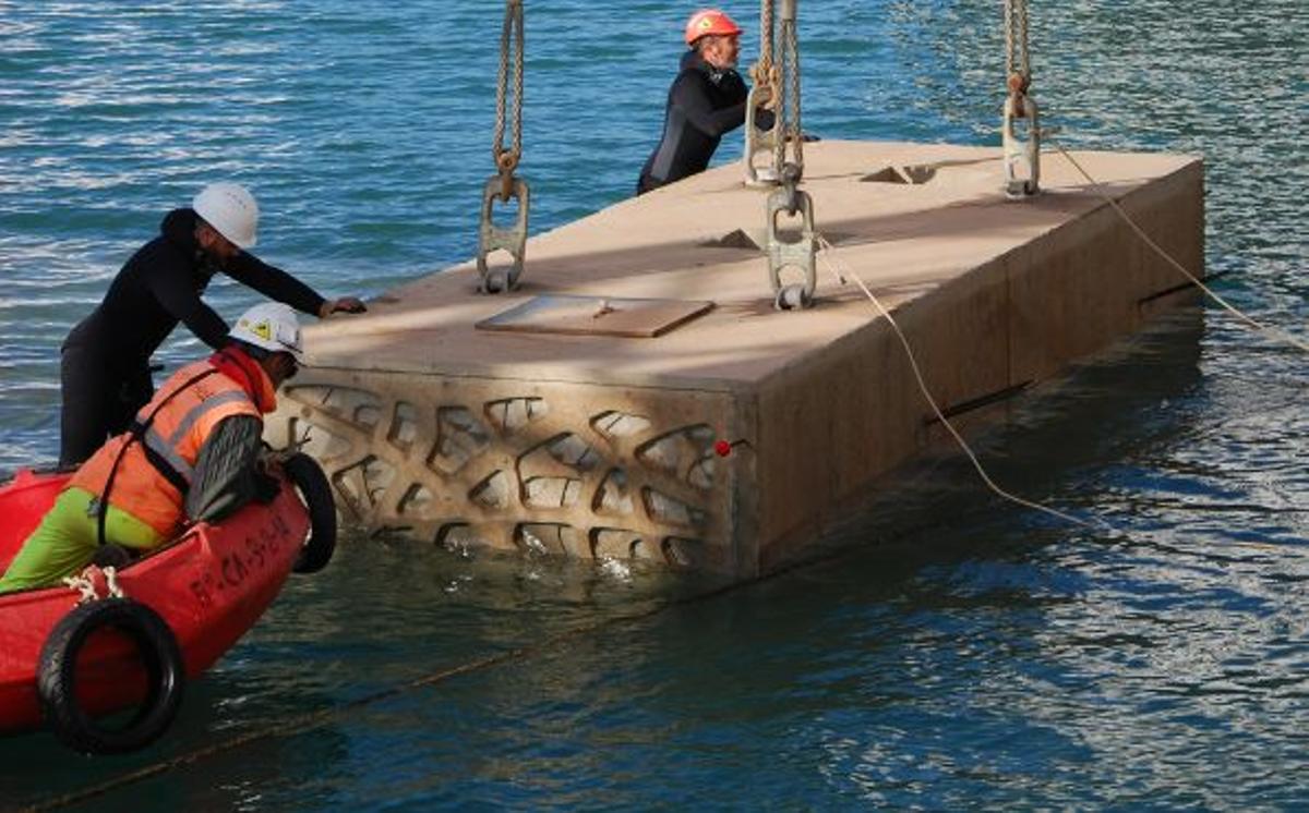 Instalación de un bloque en el puerto de Málaga