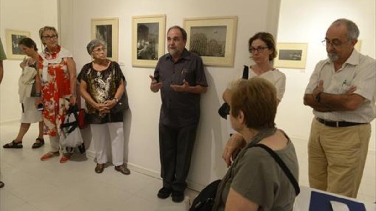 Martí Gasull i Avellán explica la obra de su padre, Martí Gasull i Coral, el pasado martes en la galería El Quadern Robat.