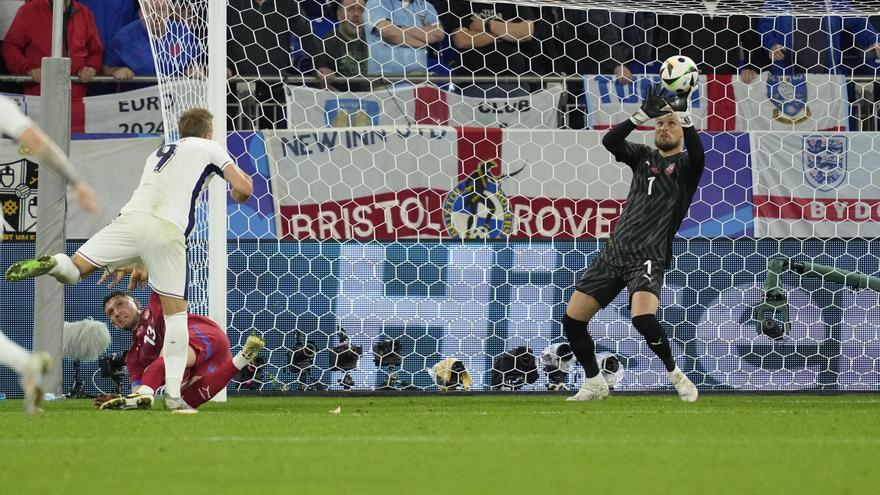 Rajkovic brilla con una gran parada a pesar de la derrota de Serbia ante Inglaterra en la Eurocopa
