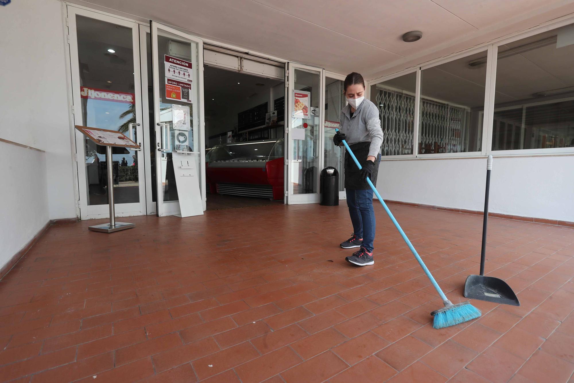 Los bares preparan sus terrazas para abrir este lunes