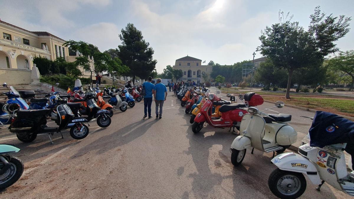 La exposición de las 250 Vespas y Lambrettas llenó de colorido el antiguo acuartelamiento militar de Tetuán XIV de Castelló.
