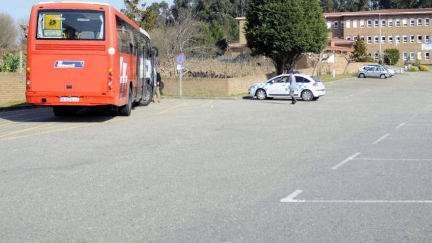 Un autobús atropella a un estudiante en el aparcamiento del instituto Fontenla