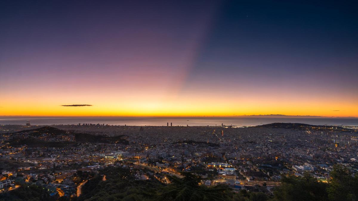 Rayos crepusculares sobre Barcelona, al amanecer del 15 de diciembre del 2023