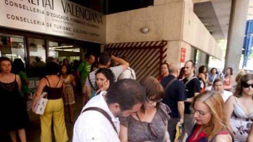 Interinos se concentraron ayer ante la sede de Educación y fueron a la cola del paro.