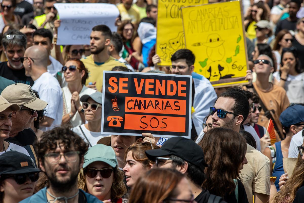 Decenas de personas protestan con carteles durante una manifestación contra el modelo turístico, a 20 de abril de 2024, en Las Palmas de Gran Canaria, Gran Canaria, Canarias (España). Las ocho islas canarias se unen hoy para protestar contra la masificación turística. Esta es la primera manifestación conjunta de la historia en todo el archipiélago, está convocada por veinte asociaciones bajo el lema ‘Canarias tiene un límite’. Los manifestantes reclaman una ecotasa, una moratoria turística y una mejor redistribución de los ingresos. Además de en Canarias, la organización ha convocado protestas en otras ciudades españolas y europeas como Granada, Barcelona, Madrid, Berlín y Londres. 20 ABRIL 2024;MANIFESTACIÓN;ISLAS;CANARIAS;ARCHIPIÉLAGO;TURISMO;MODELO;PROTESTA Europa Press Canarias 20/04/2024 / Europa Press Canarias;