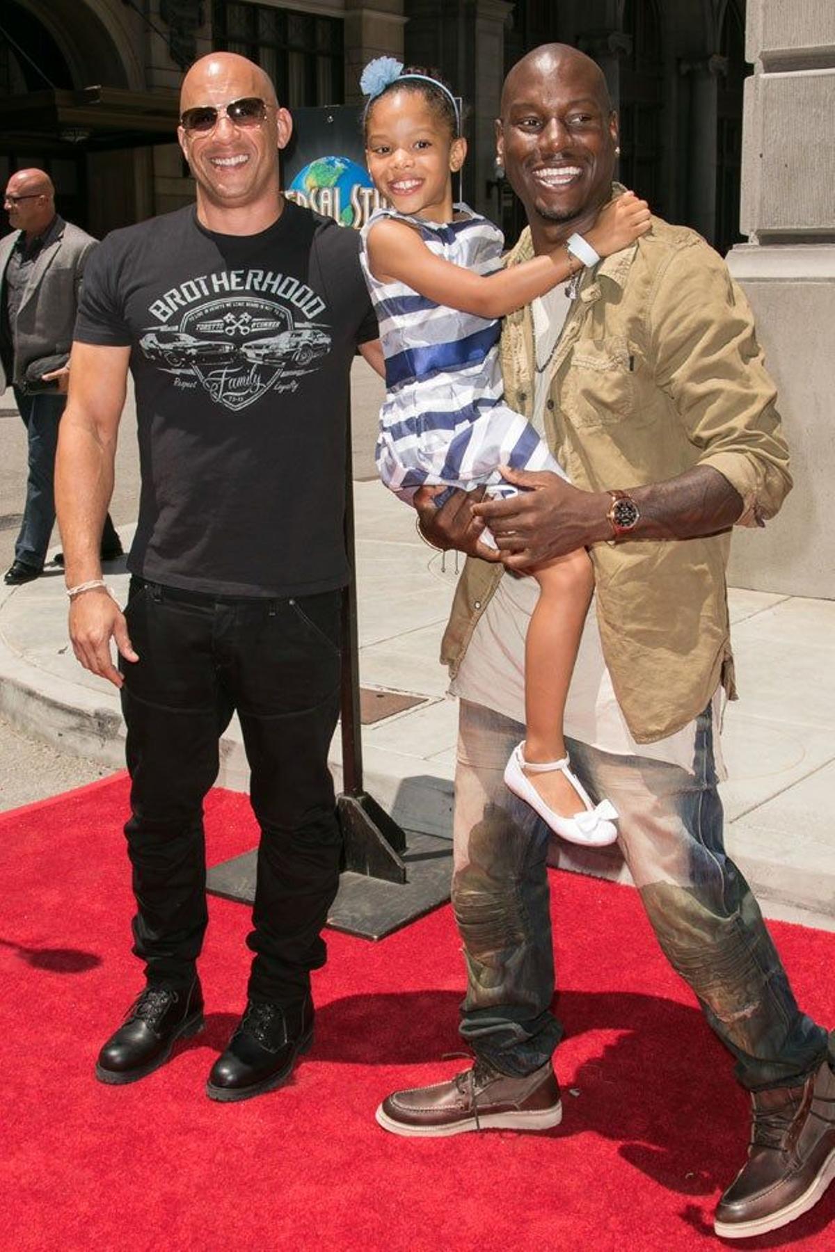 Vin Diesel, Tyrese Gibson y su hija Shayla Somer en la presentación de la nueva atracción de 'Fast and Furious' en el parque de Universal Studios