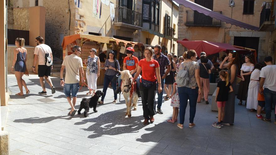 Na Mercadera, la fira medieval de Peralada, omple el poble de visitants