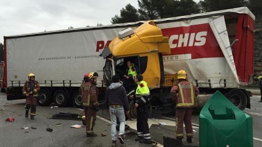 Dos camions accidentats tallen l&#039;autopista C-16 i el tram sud de l&#039;Eix del Llobregat