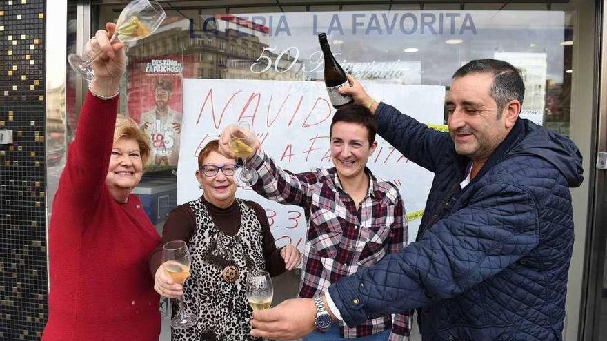 Celebración del Gordo en la administración La Favorita, en Cuatro Caminos (A Coruña). // Víctor Echave