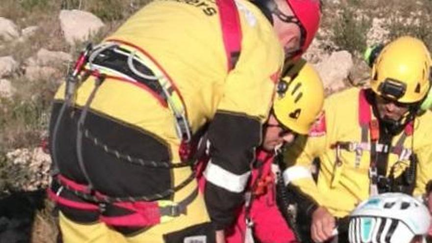 Rescatan a una ciclista de montaña tras sufrir una caída en el Montgó