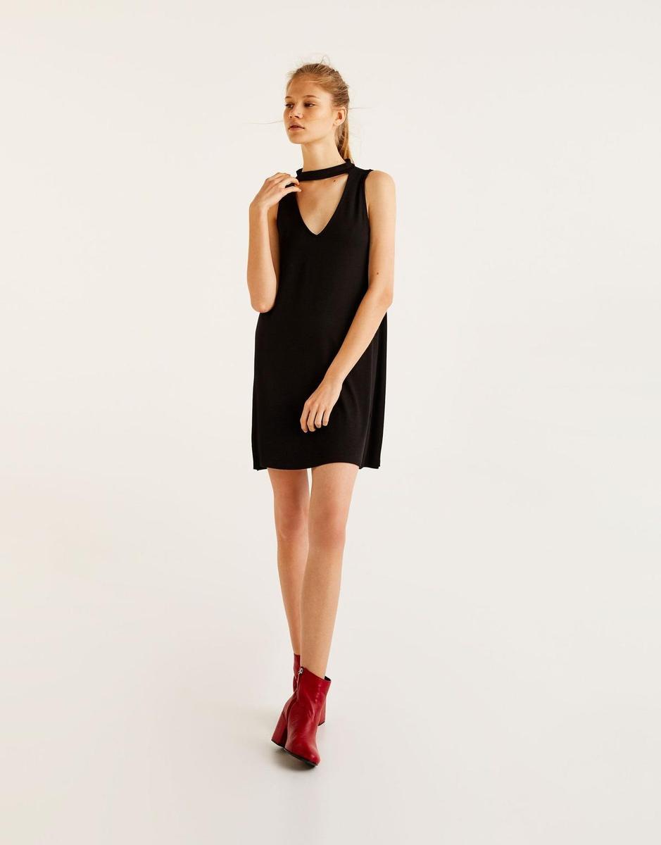 Vestido negro con choker de Pull &amp; Bear (Precio: 5,99 euros)