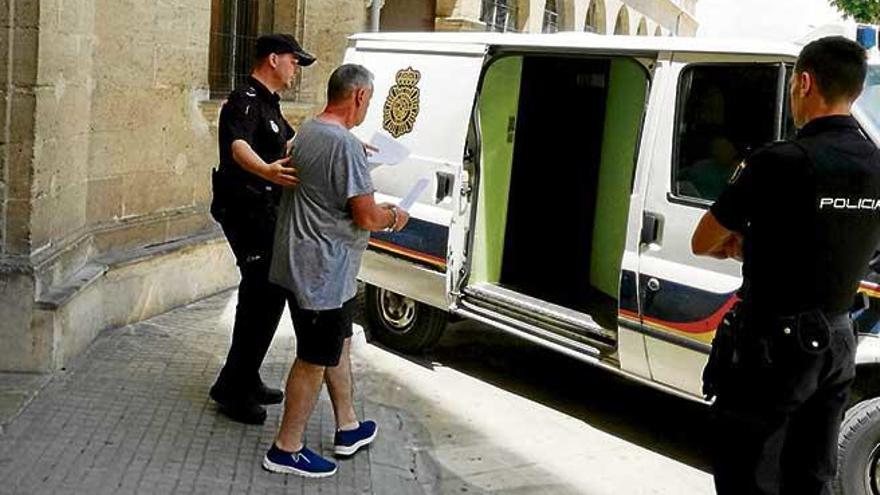 Momento en el que el hombre detenido es conducido a la cárcel de Palma.