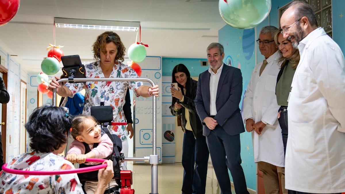 Gala junto a las autoridades durante la presentación del exoesqueleto pediátrico en el Hospital Insular-Materno Infantil.