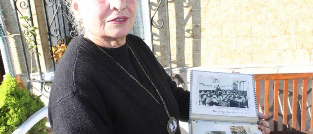 Felisa San Román, con el álbum de fotografías de sus exalumnos.