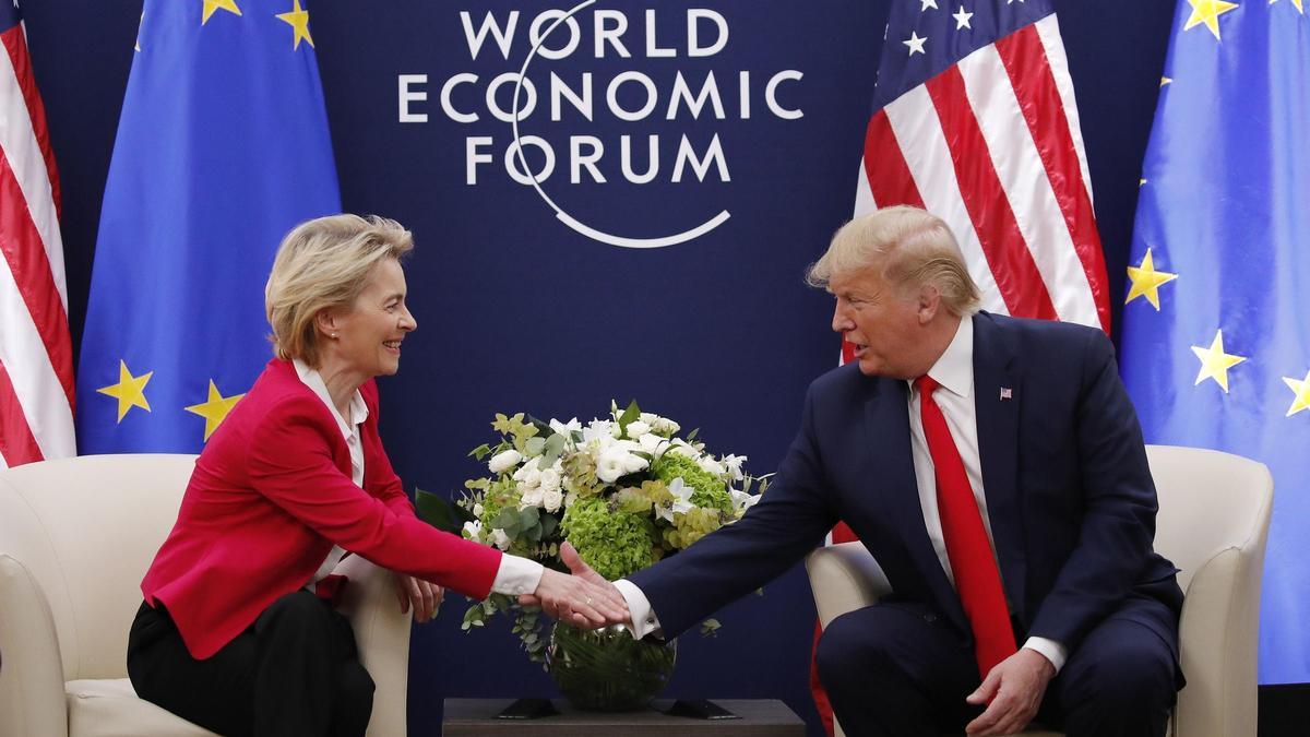 La presidenta de la Comisión Europea, Ursula von der Leyen, estrecha la mano de Donald Trump durante la reunión del Foro de Davos de 2020.
