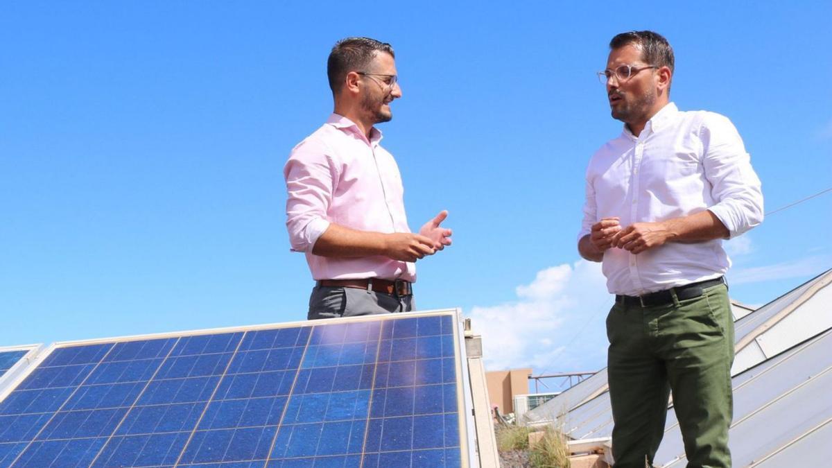 Adolfo González (d) visita una de las instalaciones fotovoltaicas. | EL DÍA