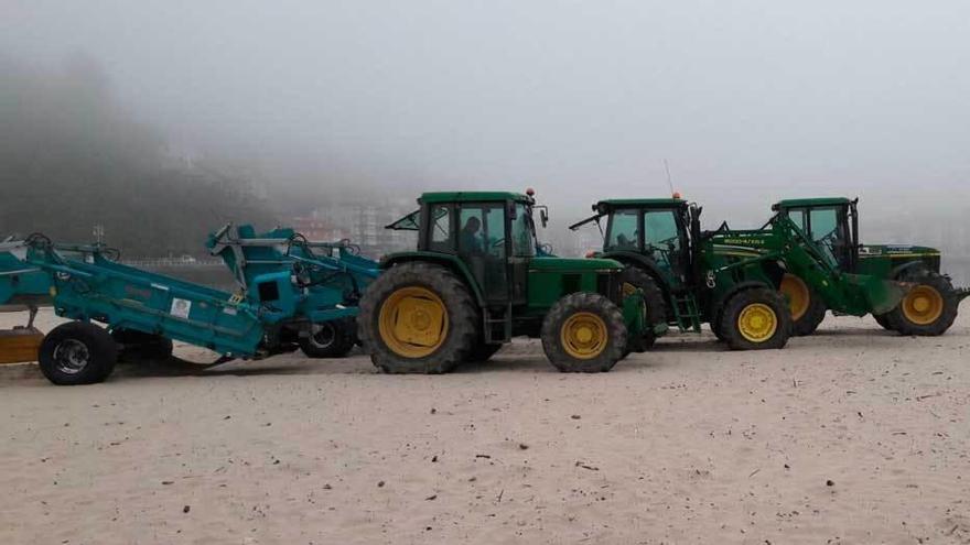 Los tractores utilizados para limpiar la playa riosellana.