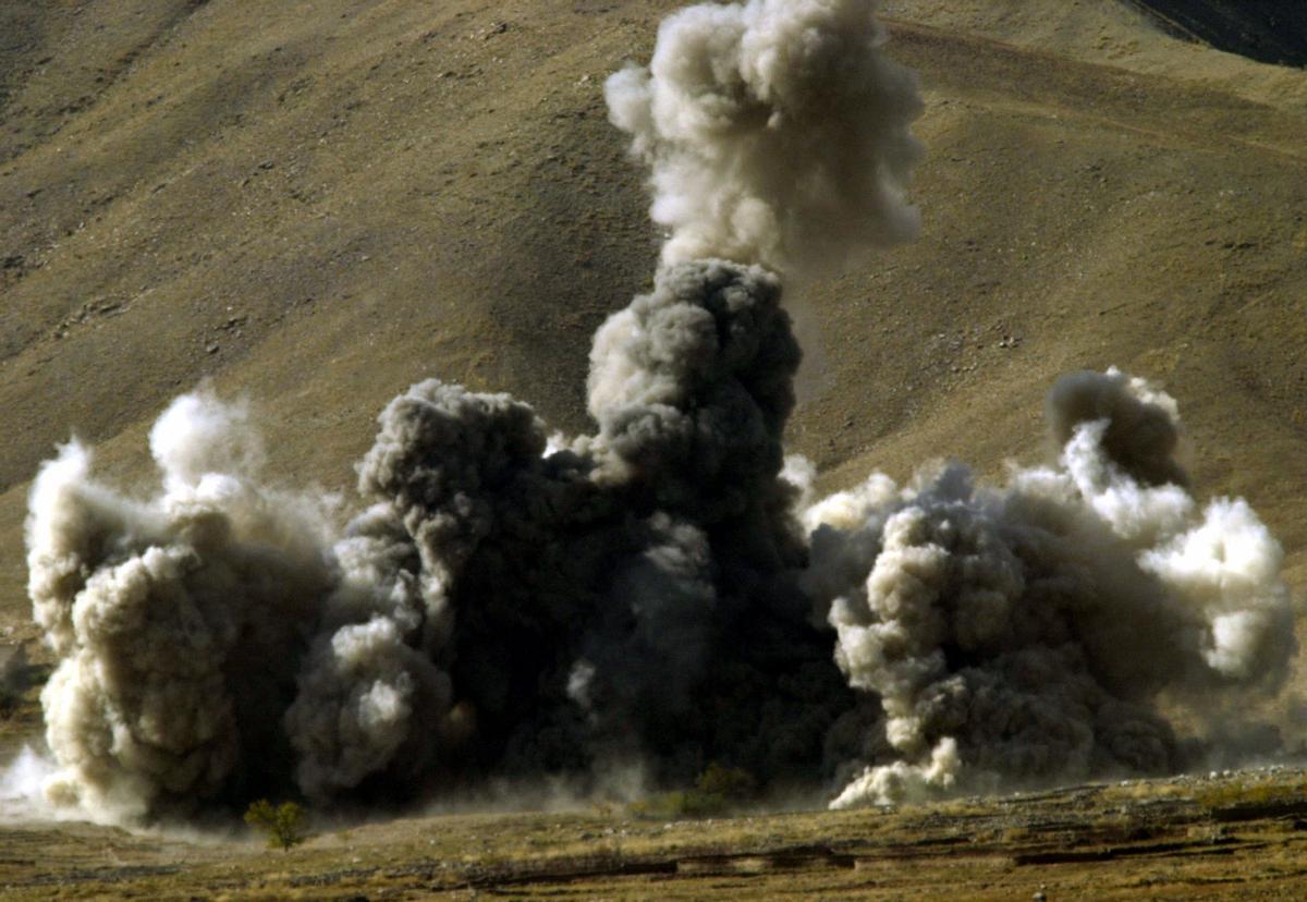 Bombas de racimo empleadas por EEUU contra posiciones de talibanes en Afganistán en 2001. Bombas de racimo empleadas por EEUU contra posiciones de talibanes en Afganistán en 2001.
