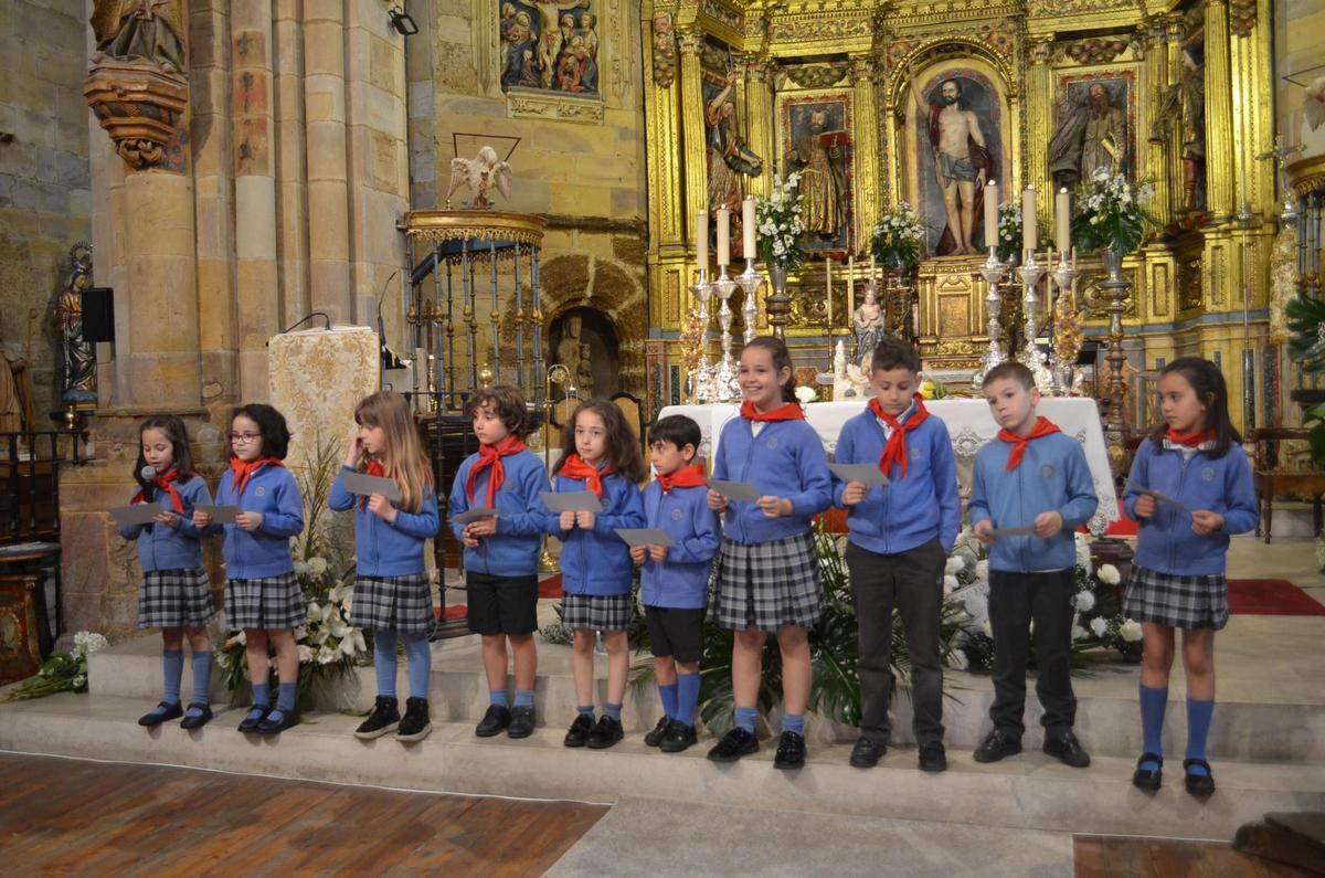 Ofrenda floral del colegio San Vicente de Paúl de Benavente a la Virgen de la Vega, en imágenes