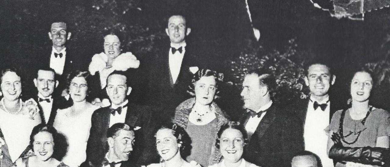 César, primero por la derecha
en la fila del medio, 
con amigos en un baile 
del Casino.   | // ARCHIVO FAMILIAR