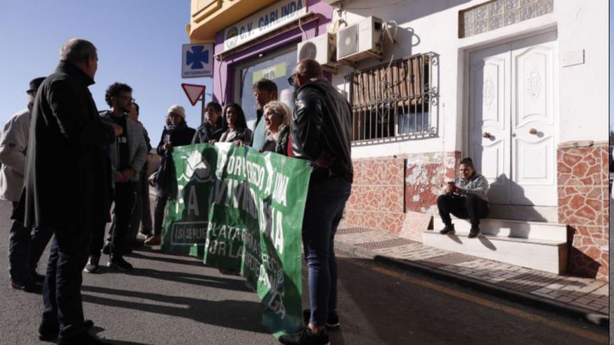 Movilización contra un desahucio en Málaga. | ÁLEX ZEA