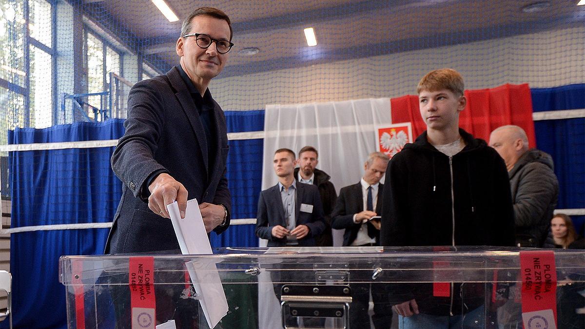 El primer ministro Mateusz Morawieck vota en las elecciones generales de Polonia.
