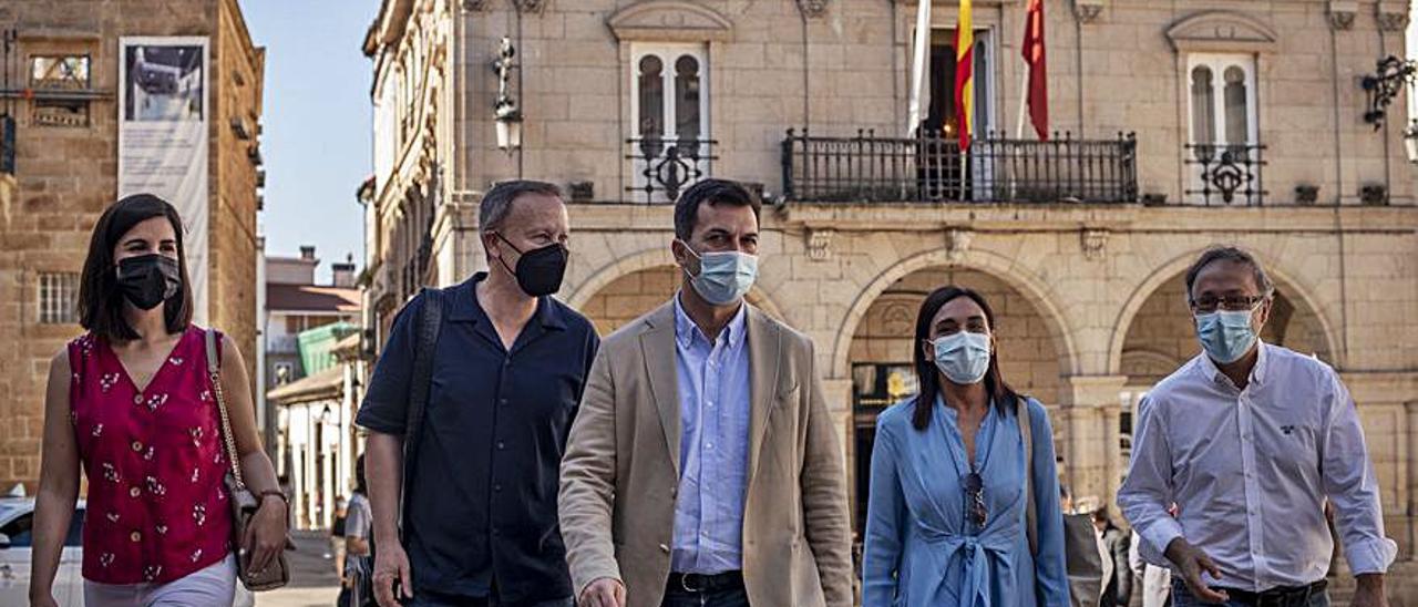 Caballero, rodeado de los socialistas ourensanos.   | // B. LORENZO