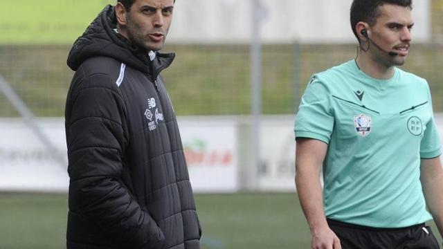 Manuti, entrenador del CD Estradense. | BERNABÉ/JAVIER LALÍN
