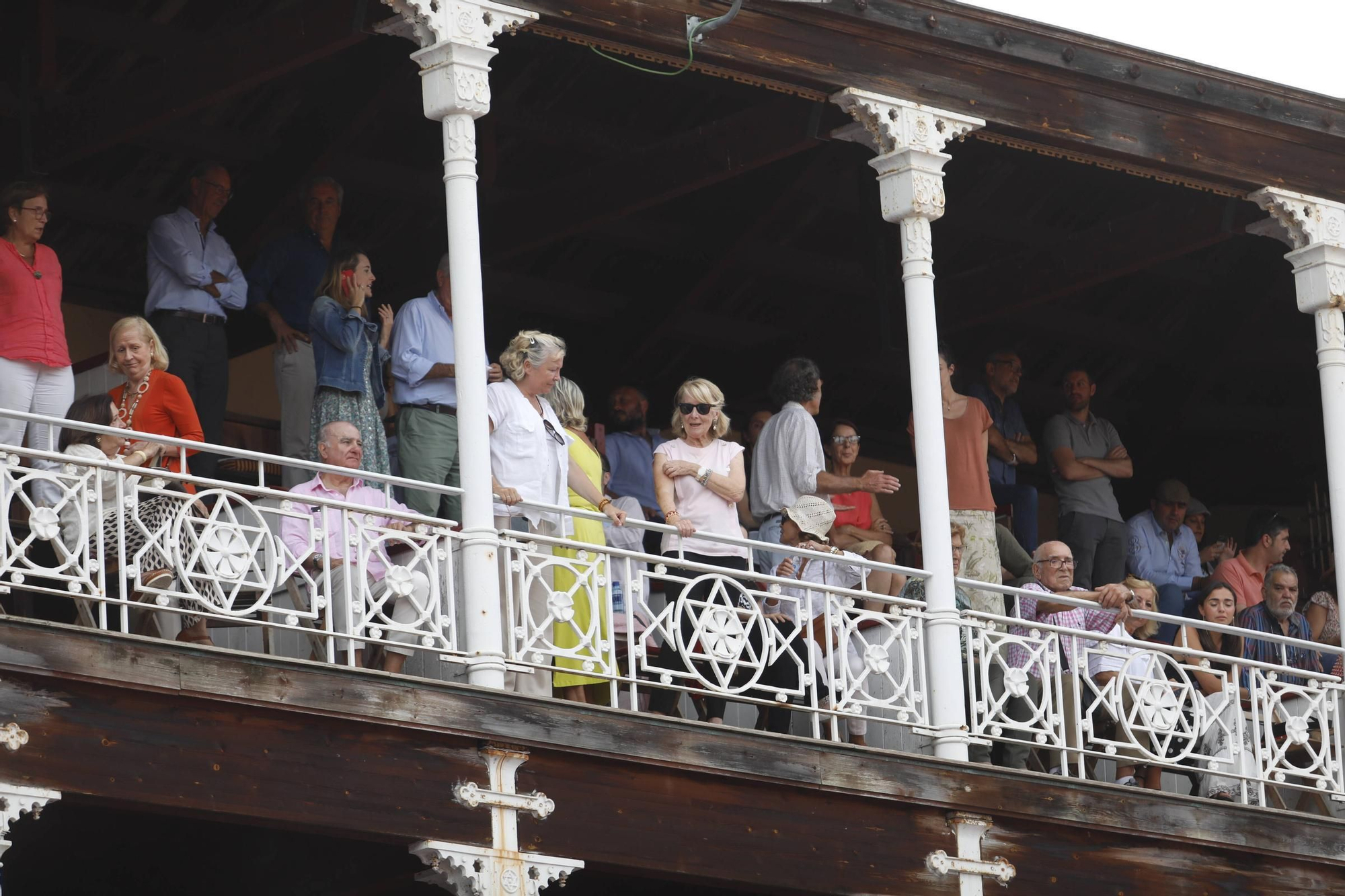 De Espinosa de los Monteros a Esperanza Aguirre: el ambiente en la plaza de toros de Gijón, en imágenes