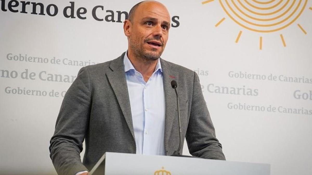 Archivo - El portavoz del Gobierno de Canarias, Alfonso Cabello, en rueda de prensa