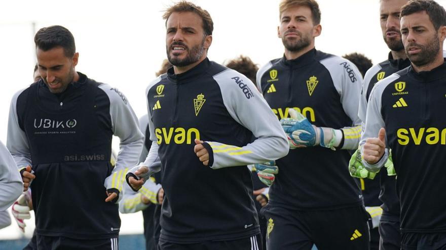 Pedro León al frente del grupo en un entrenamiento del Real Murcia. | PRENSA REAL MURCIA