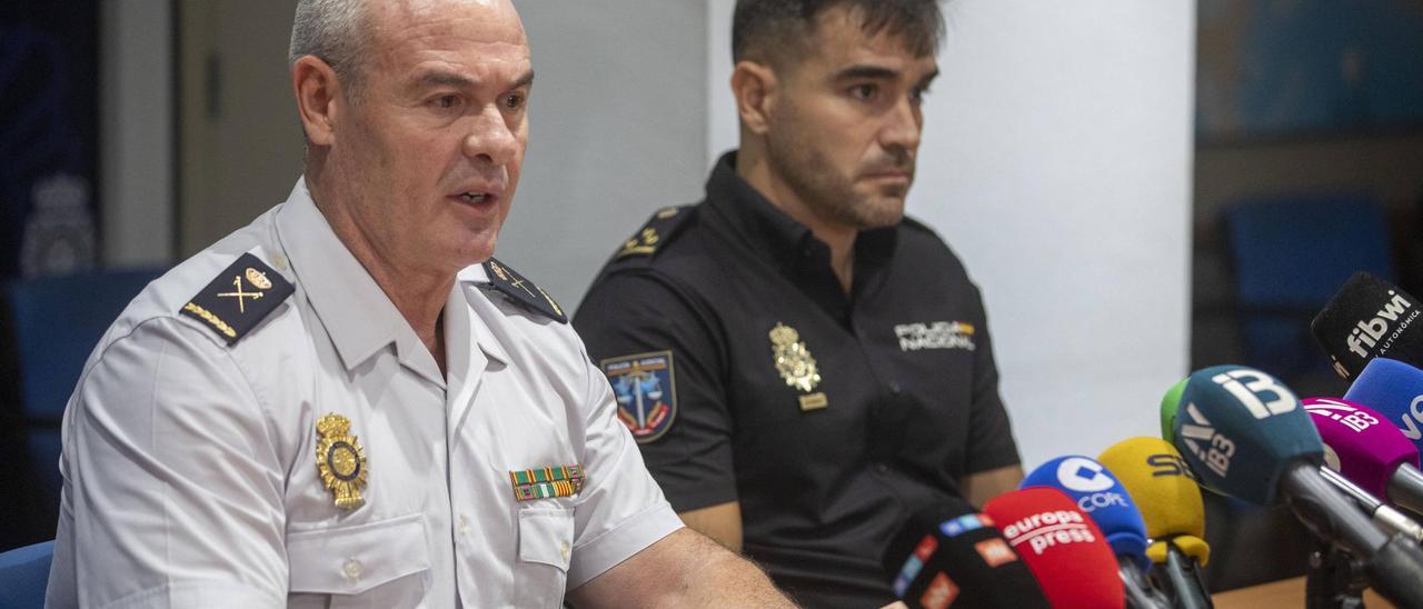 Der Chef der Nationalpolizei auf Mallorca, José Luis Santafé (li.), zeigte sich hochzufrieden mit der Leitung des Teams um Ángel Ruiz.