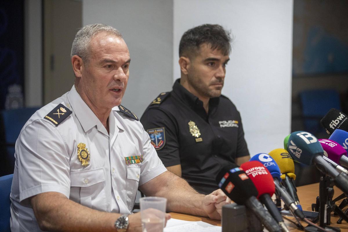 Der Chef der Nationalpolizei auf Mallorca, José Luis Santafé (li.), zeigte sich hochzufrieden mit der Leitung des Teams um Ángel Ruiz.