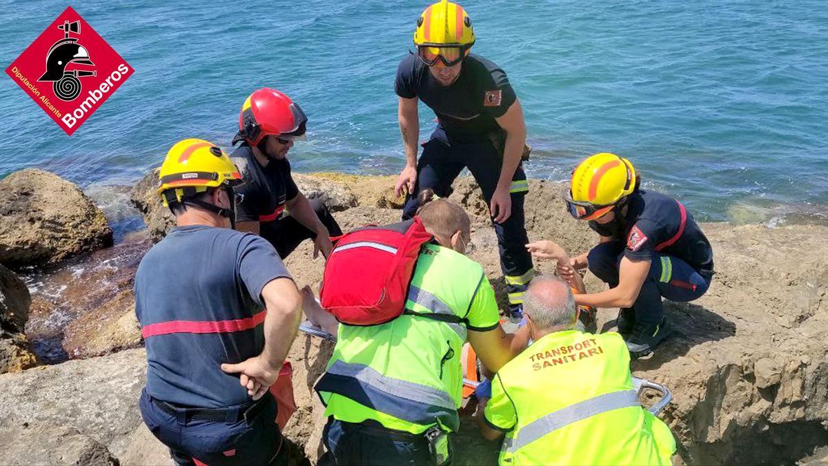 La mujer se ha accidentado en las rocas. La zona es de difícil acceso