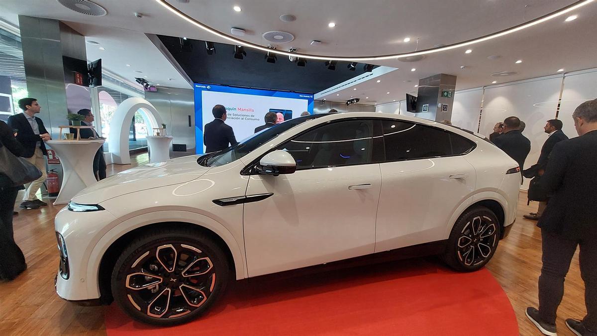 El SUV electrico Xpeng G6, que comercializa el Grupo Ágreda, que se ha sido presentado este lunes en el espacio Xplora de Ibercaja en Zaragoza.