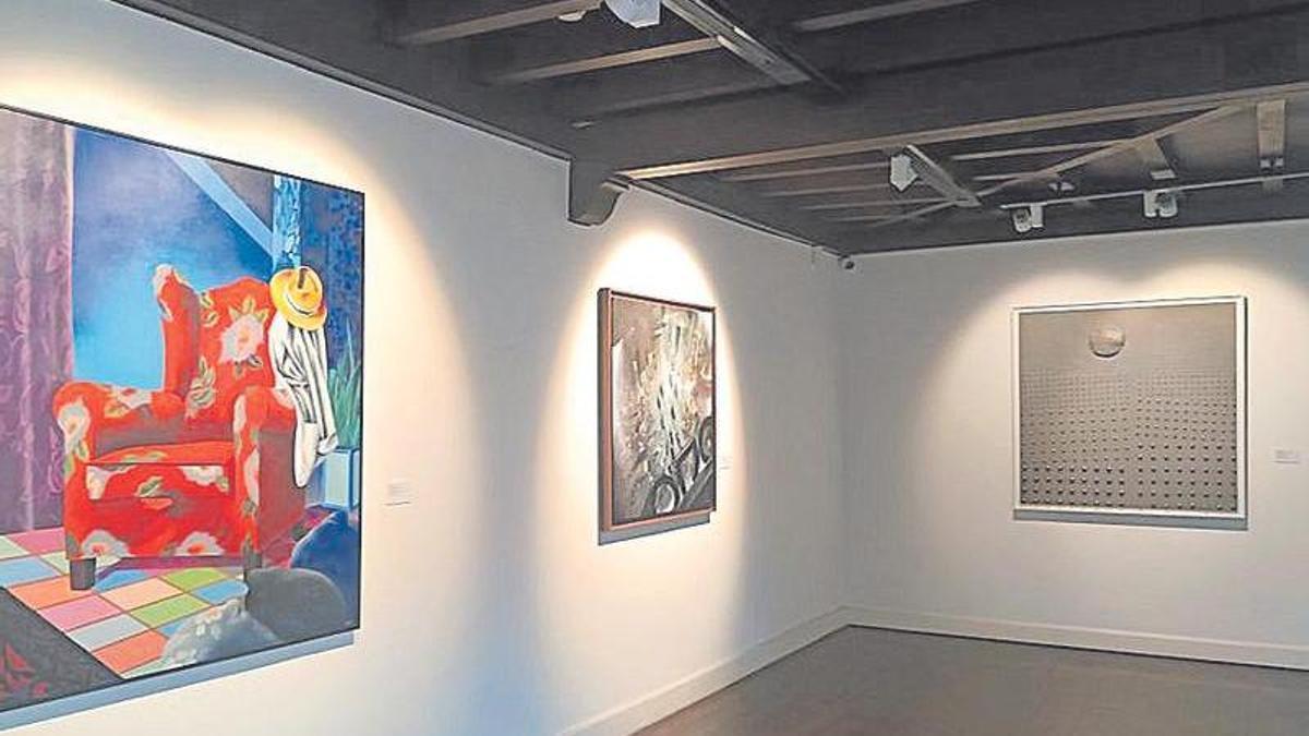 Obras de Úrculo, Genovés y Mieres expuestas en el Palacio de Revillagigedo.