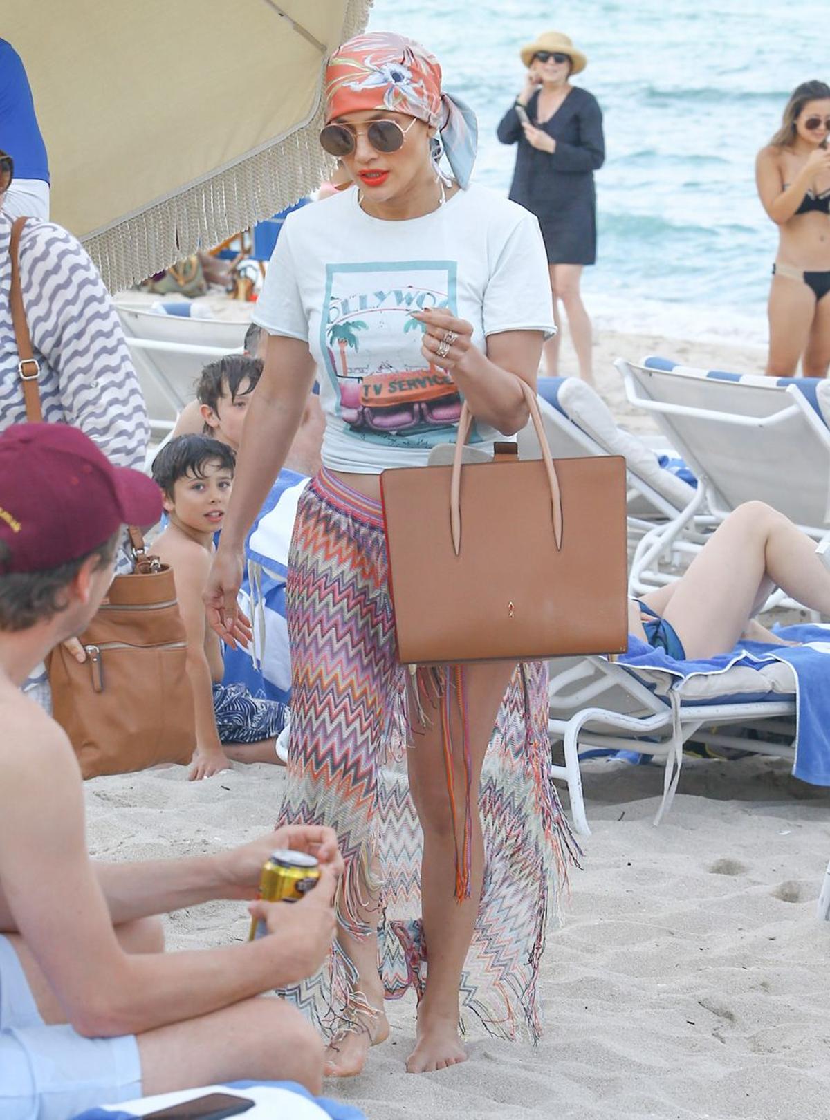 Jennifer López con camiseta y original pareo