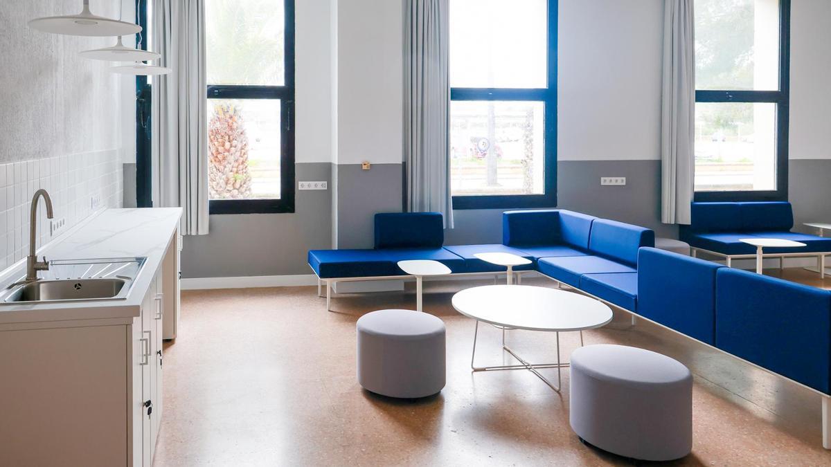 Una de las zonas polivalentes situadas en uno de los edificios del campus de la UIB.