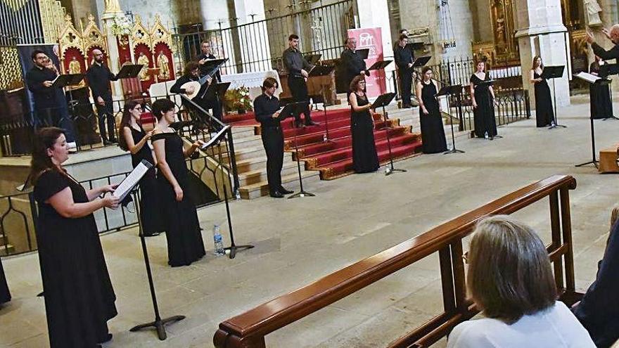 El Cor de Cambra Francesc Valls a l&#039;actuació que ahir va protagonitzar a la Seu, on va ocupar part de l&#039;altar, les escales per accedir-hi i part de la basílica