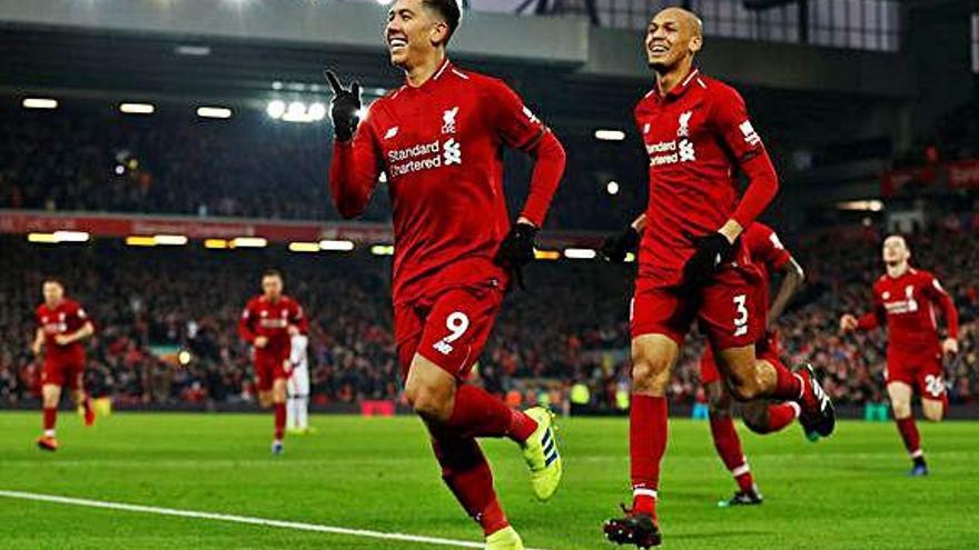 Roberto Firmino celebra el seu gol, el segon del Liverpool en el triomf davant el Crystal Palace, a Anfield