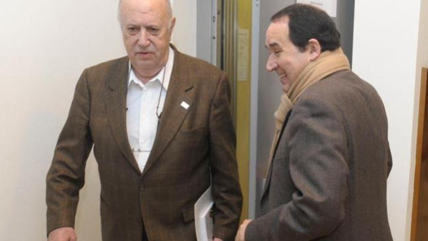 Méndez Ferrín y Xosé Luis Axeitos,tras dimitir el primero. // Víctor Echave