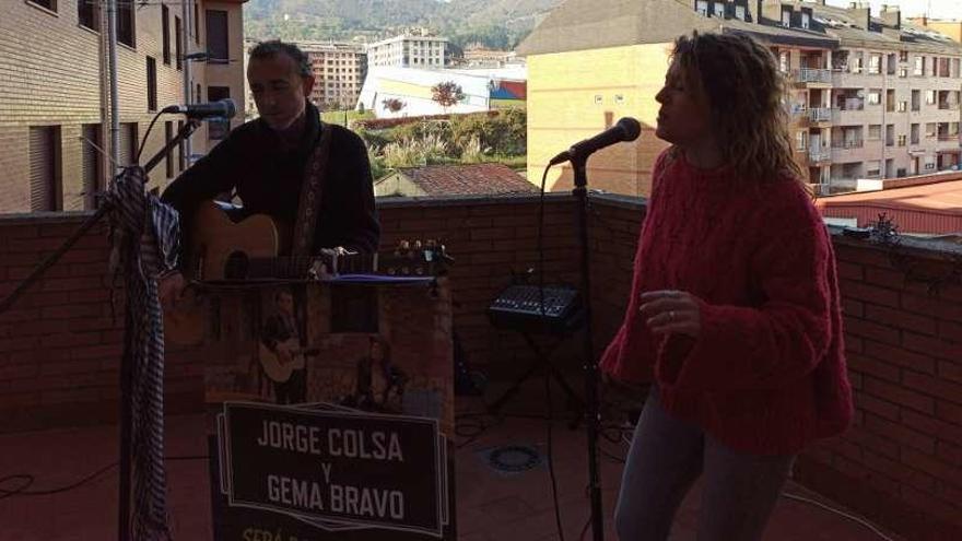 Gema Bravo y Jorge Colsa, durante su actuación de ayer en la terraza.